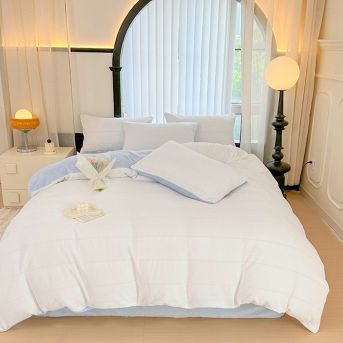 91家纺网 家纺一手货源 找家纺 迷仙巢家纺 2023新款双拼牛奶绒四件套 白加天空蓝