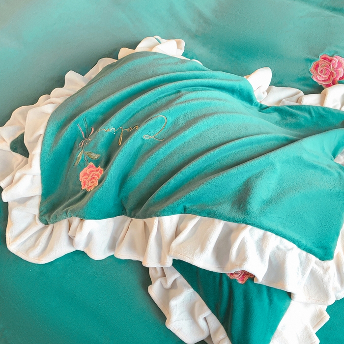 91家纺网 家纺一手货源 找家纺 7V 2024新款韩版花边牛奶绒刺绣四件套8斤多加厚牛奶绒面料法兰绒宝宝绒 偏爱-雾绿