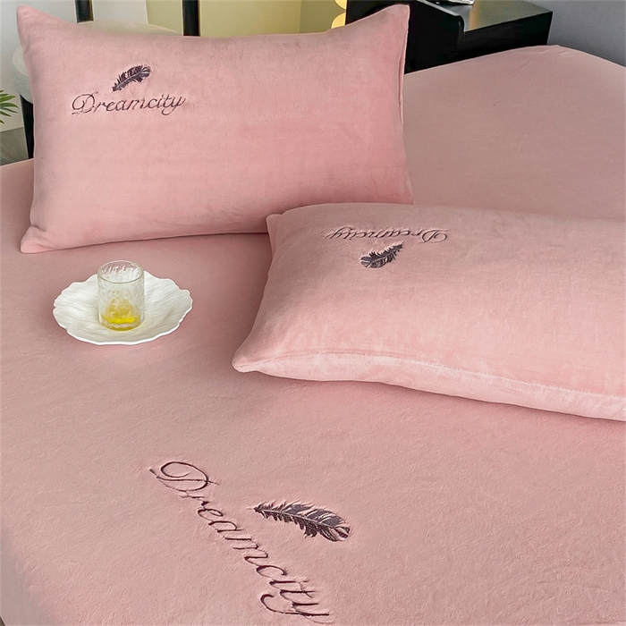 91家纺网 家纺一手货源 找家纺 古吉梦 2023新款牛奶绒刺绣床笠-羽梦 羽梦-暖心粉