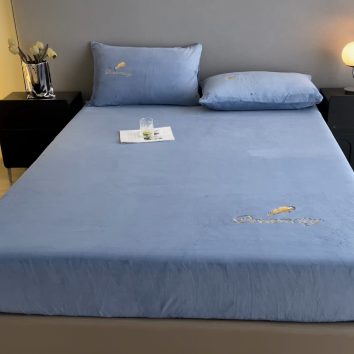 91家纺网 家纺一手货源 找家纺 古吉梦 2023新款牛奶绒刺绣床笠-羽梦 羽梦-宝石蓝