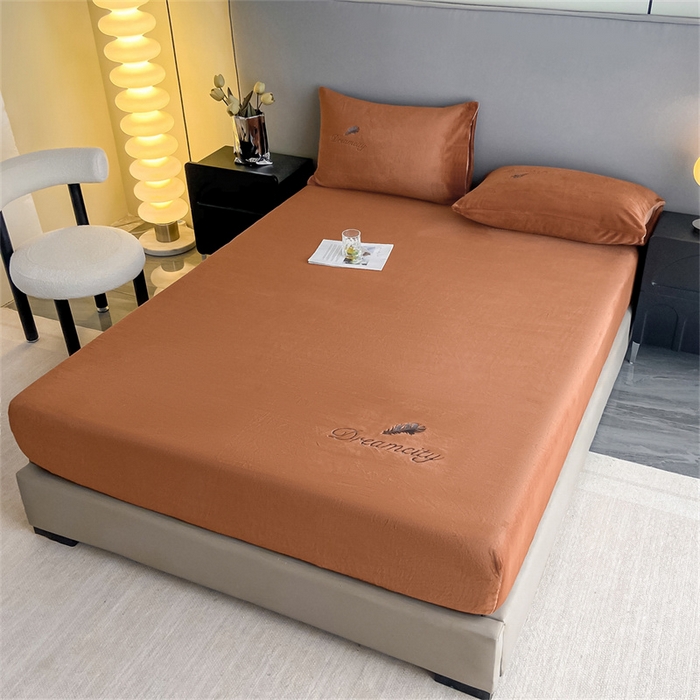 91家纺网 家纺一手货源 找家纺 古吉梦 2023新款牛奶绒刺绣床笠-羽梦 羽梦-亚麻驼