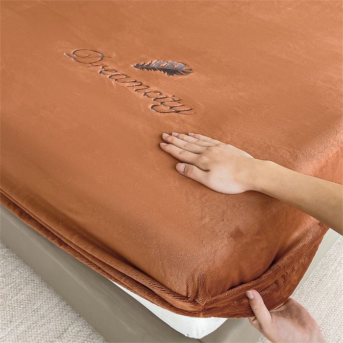 91家纺网 家纺一手货源 找家纺 古吉梦 2023新款牛奶绒刺绣床笠-羽梦 羽梦-亚麻驼