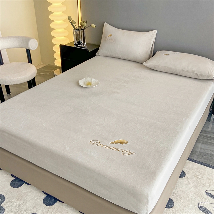 91家纺网 家纺一手货源 找家纺 古吉梦 2023新款牛奶绒刺绣床笠-羽梦 羽梦-香草灰