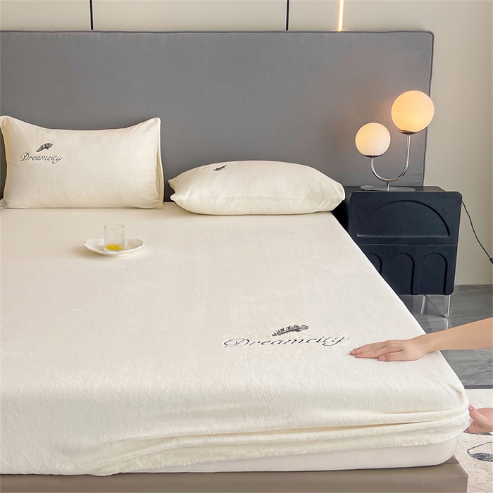 91家纺网 家纺一手货源 找家纺 古吉梦 2023新款牛奶绒刺绣床笠-羽梦 羽梦-奶芋色