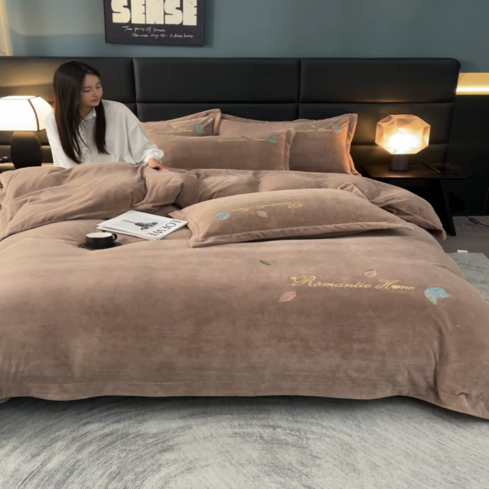 91家纺网 家纺一手货源 找家纺 瑞驰家纺 2023新款A类达标加厚保暖婴儿绒四件套 艾丽莎系列 艾丽莎-卡其