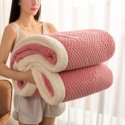 91家纺网 家纺一手货源 找家纺 慕木家纺 2025新款爆款加厚AB版提花雕花绒羊羔绒毛毯 碧山绿