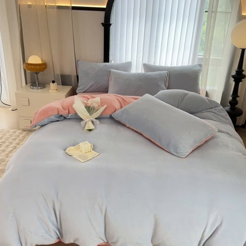 91家纺网 家纺一手货源 找家纺 迷仙巢家纺 2023新款双拼牛奶绒四件套 天空蓝加玉