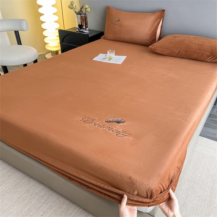 91家纺网 家纺一手货源 找家纺 古吉梦 2023新款牛奶绒刺绣床笠-羽梦 羽梦-亚麻驼