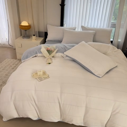 91家纺网 家纺一手货源 找家纺 迷仙巢家纺 2023新款双拼牛奶绒四件套 白加天空蓝