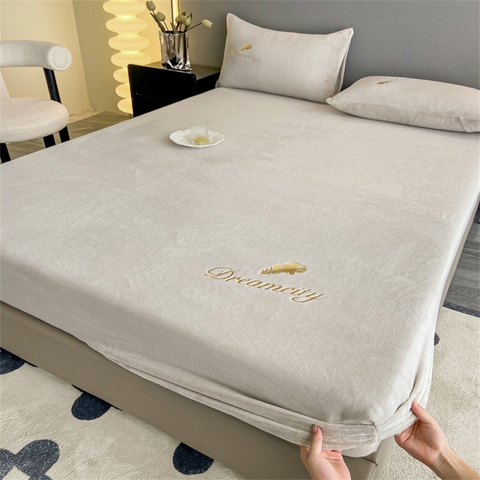 91家纺网 家纺一手货源 找家纺 古吉梦 2023新款牛奶绒刺绣床笠-羽梦 羽梦-香草灰