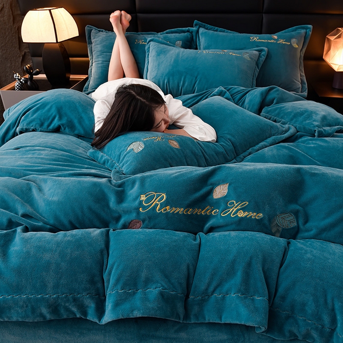 91家纺网 家纺一手货源 找家纺 瑞驰家纺 2023新款A类达标加厚保暖婴儿绒四件套 艾丽莎系列 艾丽莎-深湖绿