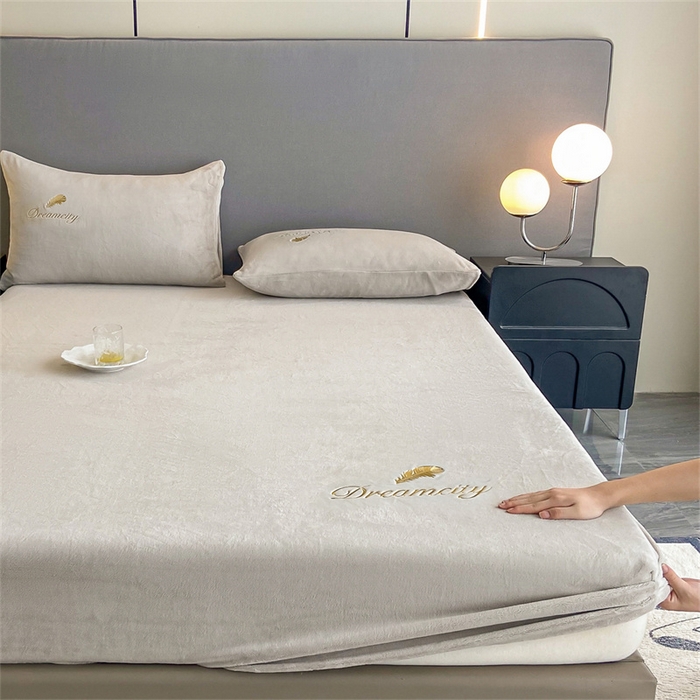 91家纺网 家纺一手货源 找家纺 古吉梦 2023新款牛奶绒刺绣床笠-羽梦 羽梦-香草灰