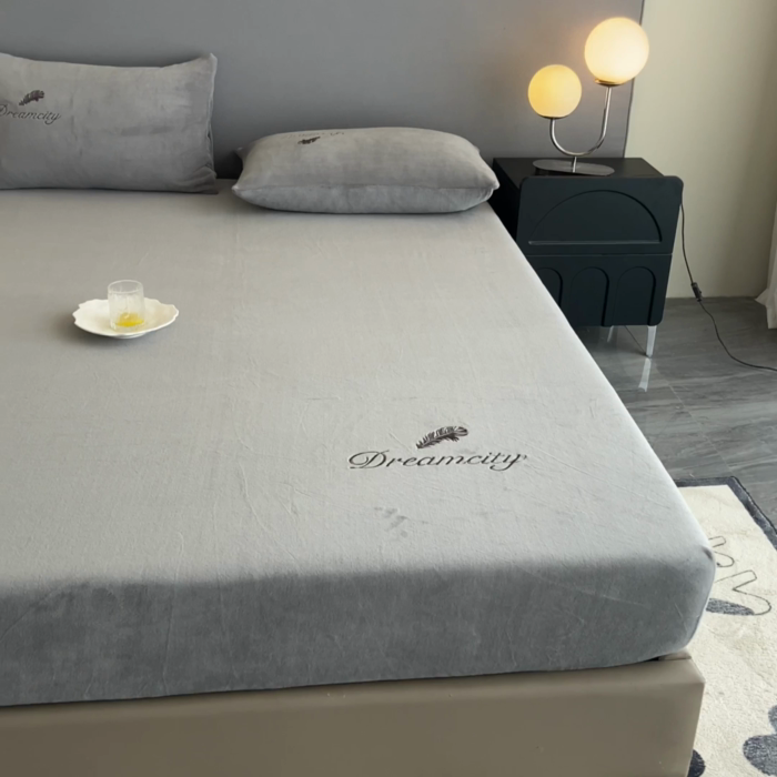 91家纺网 家纺一手货源 找家纺 古吉梦 2023新款牛奶绒刺绣床笠-羽梦 羽梦-经典灰