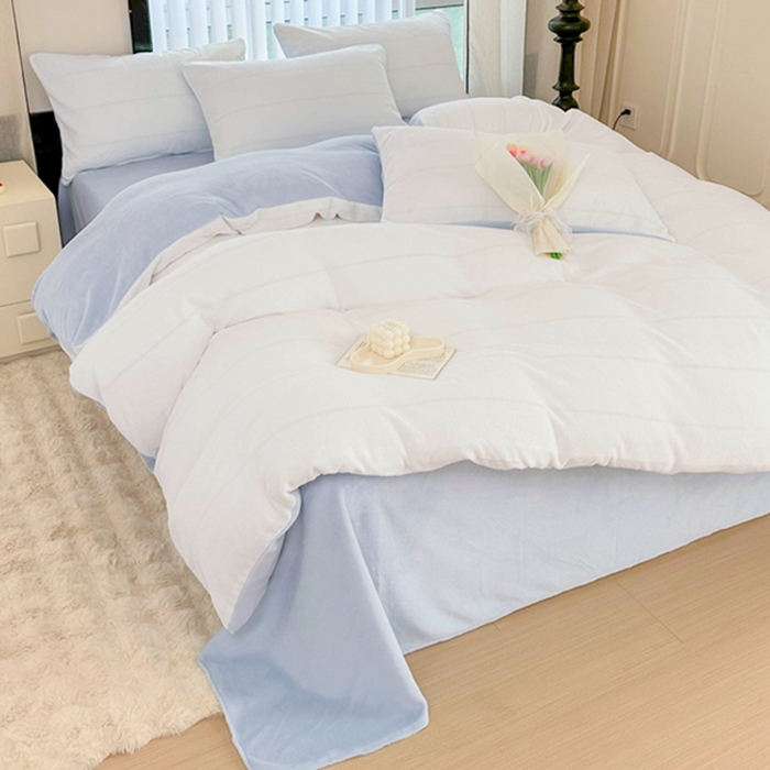 91家纺网 家纺一手货源 找家纺 迷仙巢家纺 2023新款双拼牛奶绒四件套 白加天空蓝