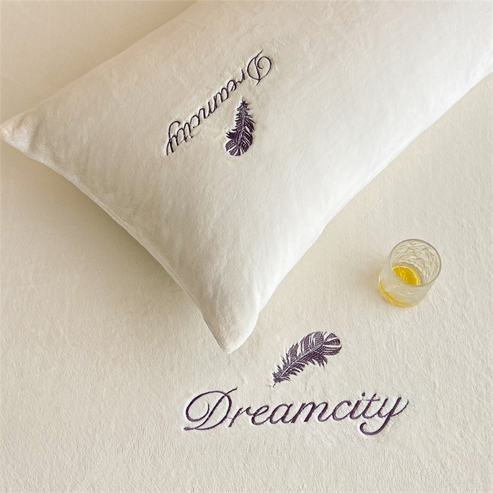 91家纺网 家纺一手货源 找家纺 古吉梦 2023新款牛奶绒刺绣床笠-羽梦 羽梦-奶芋色