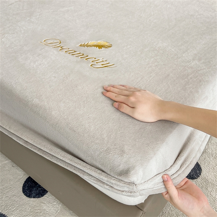 91家纺网 家纺一手货源 找家纺 古吉梦 2023新款牛奶绒刺绣床笠-羽梦 羽梦-香草灰