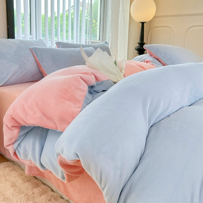 91家纺网 家纺一手货源 找家纺 迷仙巢家纺 2023新款双拼牛奶绒四件套 天空蓝加玉