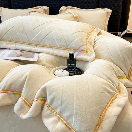 91家纺网 家纺一手货源 找家纺 家居1号 2024新款冬季高端剪花230克全消光工艺牛奶绒宝宝绒珊瑚绒婴儿绒刺绣轻奢四件套床单被套-简尚 简尚-奶白