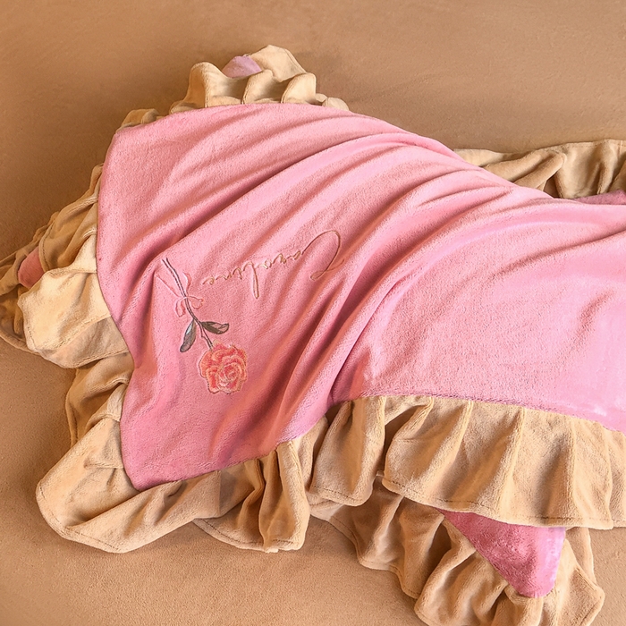 91家纺网 家纺一手货源 找家纺 7V 2024新款韩版花边牛奶绒刺绣四件套8斤多加厚牛奶绒面料法兰绒宝宝绒 偏爱-浅粉+浅驼