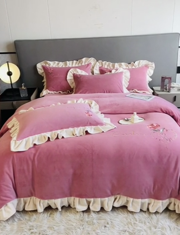 91家纺网 家纺一手货源 找家纺 7V 2024新款韩版花边牛奶绒刺绣四件套8斤多加厚牛奶绒面料法兰绒宝宝绒 偏爱-浅粉