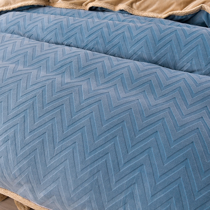 91家纺网 家纺一手货源 找家纺 星窝家纺 2023直播电商爆款高克重9斤加厚雕花绒牛奶绒四件套 格调蓝色