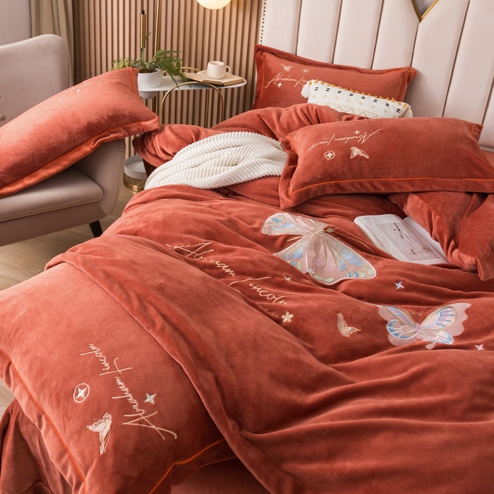 91家纺网 家纺一手货源 找家纺 找底底家纺 2023款220克全消光重工刺绣纯色牛奶绒四件套-蝶舞花开 蝶舞花开-桔红