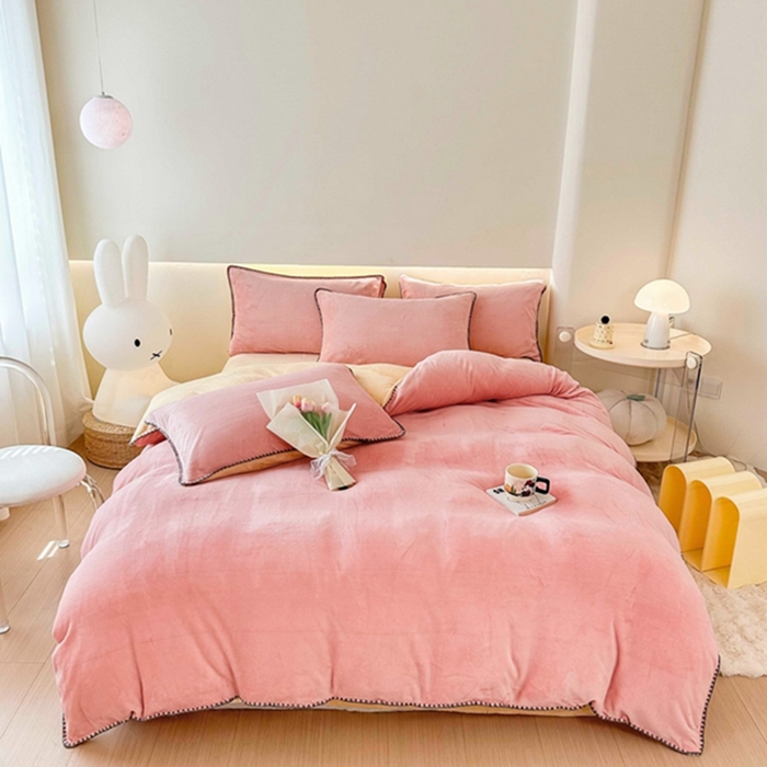 91家纺网 家纺一手货源 找家纺 迷仙巢家纺 2023新款贝壳绒四件套 粉玉加奶油黄