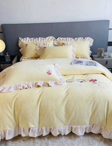 91家纺网 家纺一手货源 找家纺 7V 2024新款韩版花边牛奶绒刺绣四件套8斤多加厚牛奶绒面料法兰绒宝宝绒 偏爱-嫩黄
