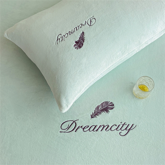 91家纺网 家纺一手货源 找家纺 古吉梦 2023新款牛奶绒刺绣床笠-羽梦 羽梦-清澈蓝