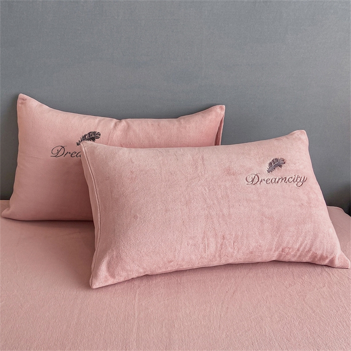 91家纺网 家纺一手货源 找家纺 古吉梦 2023新款牛奶绒刺绣床笠-羽梦 羽梦-暖心粉