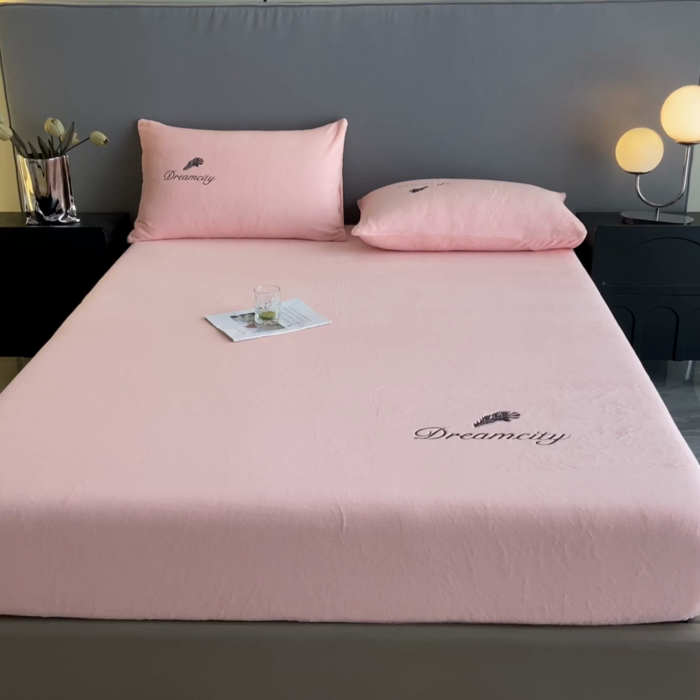 91家纺网 家纺一手货源 找家纺 古吉梦 2023新款牛奶绒刺绣床笠-羽梦 羽梦-暖心粉