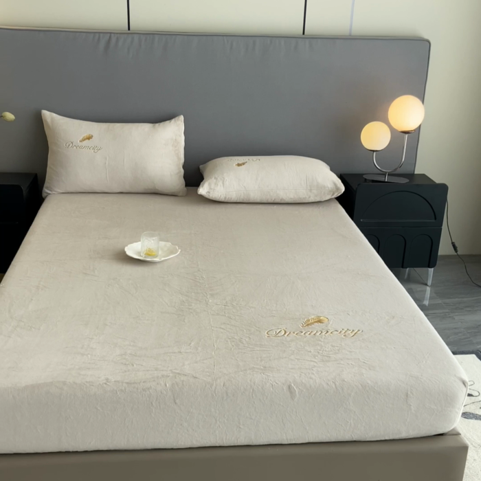 91家纺网 家纺一手货源 找家纺 古吉梦 2023新款牛奶绒刺绣床笠-羽梦 羽梦-香草灰