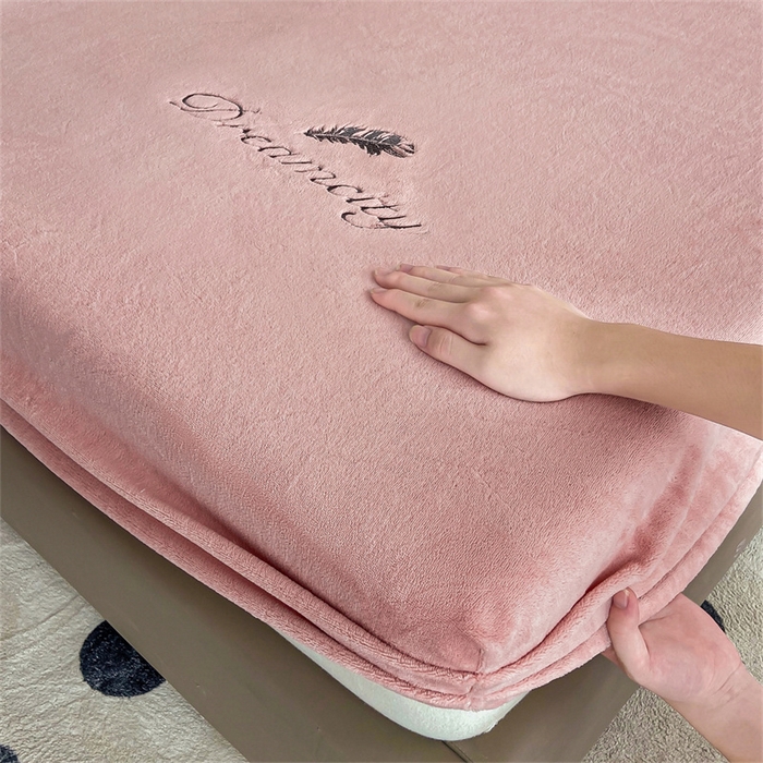 91家纺网 家纺一手货源 找家纺 古吉梦 2023新款牛奶绒刺绣床笠-羽梦 羽梦-暖心粉