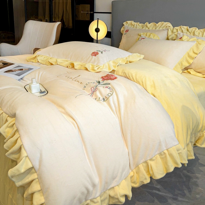 91家纺网 家纺一手货源 找家纺 7V 2024新款韩版花边牛奶绒刺绣四件套8斤多加厚牛奶绒面料法兰绒宝宝绒 偏爱-暖白+嫩黄