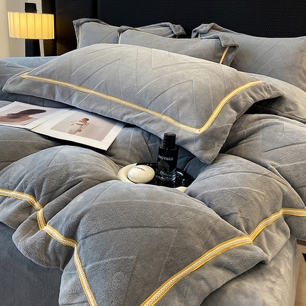 91家纺网 家纺一手货源 找家纺 家居1号 2024新款冬季高端剪花230克全消光工艺牛奶绒宝宝绒珊瑚绒婴儿绒刺绣轻奢四件套床单被套-简尚 简尚-雅士灰