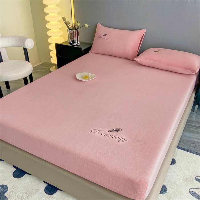 91家纺网 家纺一手货源 找家纺 古吉梦 2023新款牛奶绒刺绣床笠-羽梦 羽梦-暖心粉