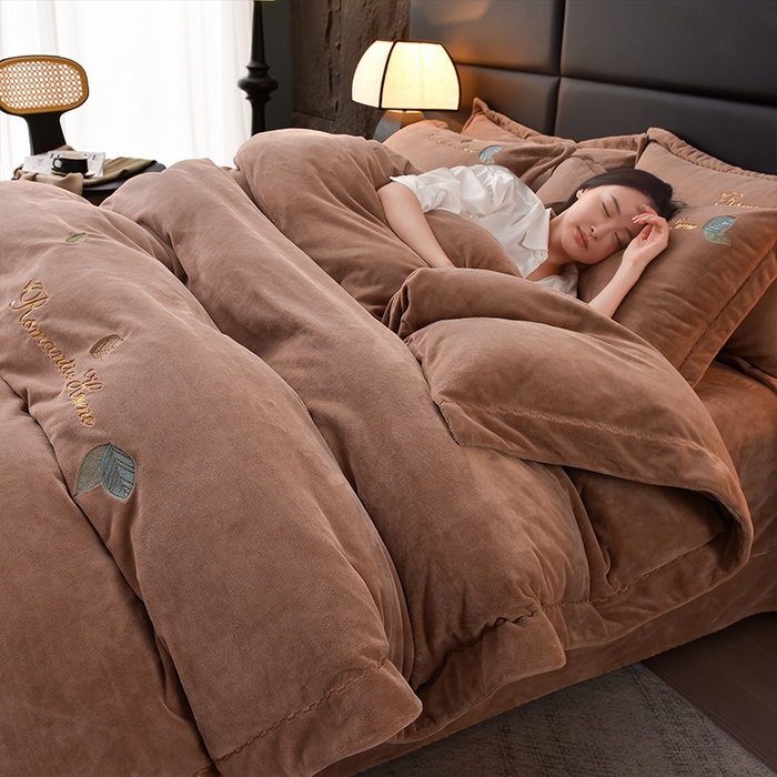 91家纺网 家纺一手货源 找家纺 瑞驰家纺 2023新款A类达标加厚保暖婴儿绒四件套 艾丽莎系列 艾丽莎-卡其