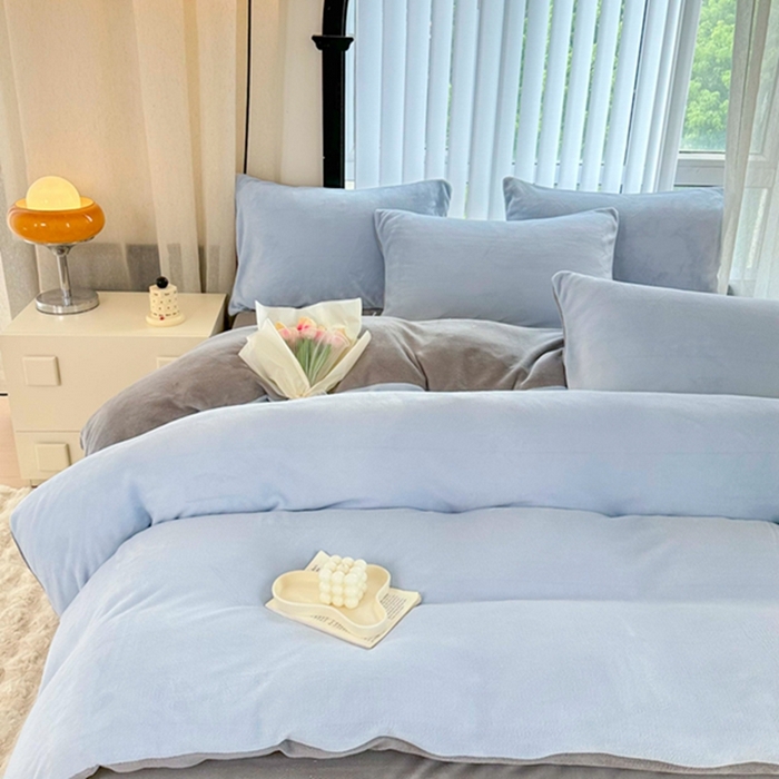 91家纺网 家纺一手货源 找家纺 迷仙巢家纺 2023新款双拼牛奶绒四件套 天空蓝加灰