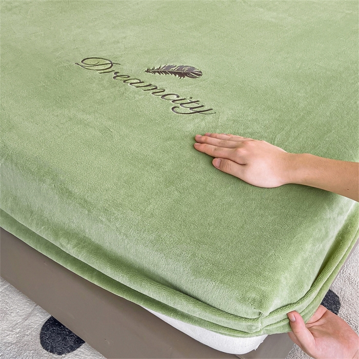 91家纺网 家纺一手货源 找家纺 古吉梦 2023新款牛奶绒刺绣床笠-羽梦 羽梦-月白绿