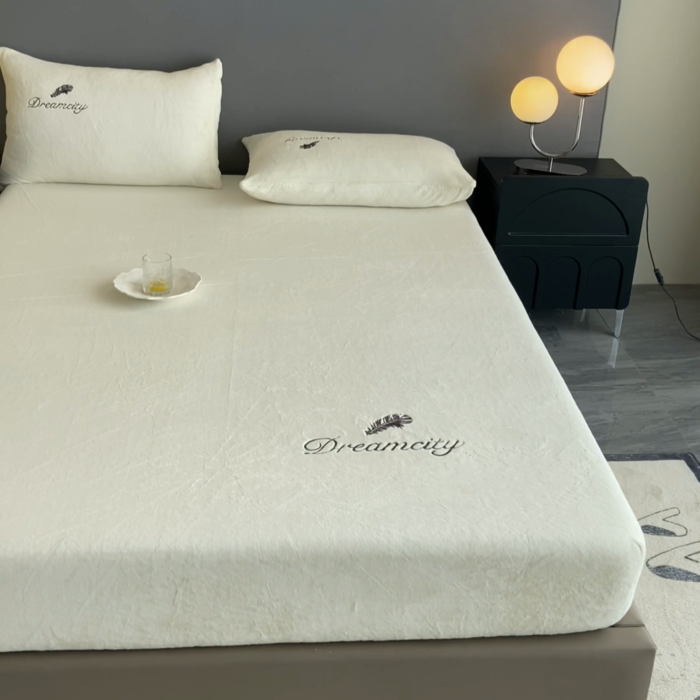 91家纺网 家纺一手货源 找家纺 古吉梦 2023新款牛奶绒刺绣床笠-羽梦 羽梦-奶芋色