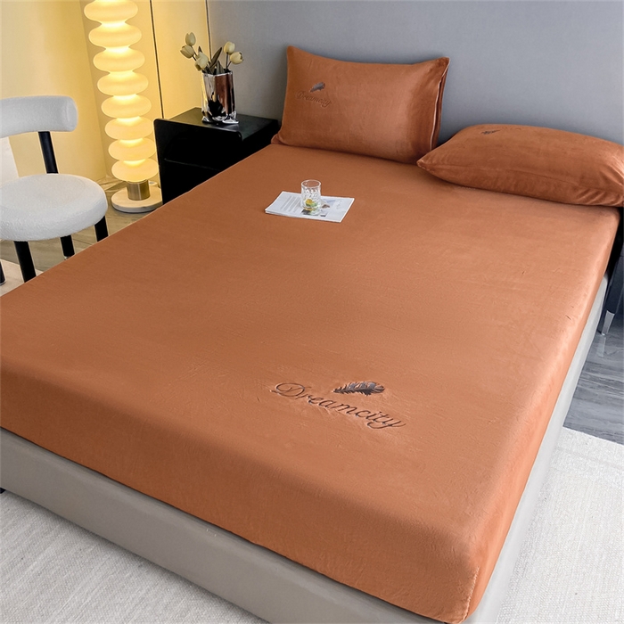 91家纺网 家纺一手货源 找家纺 古吉梦 2023新款牛奶绒刺绣床笠-羽梦 羽梦-亚麻驼