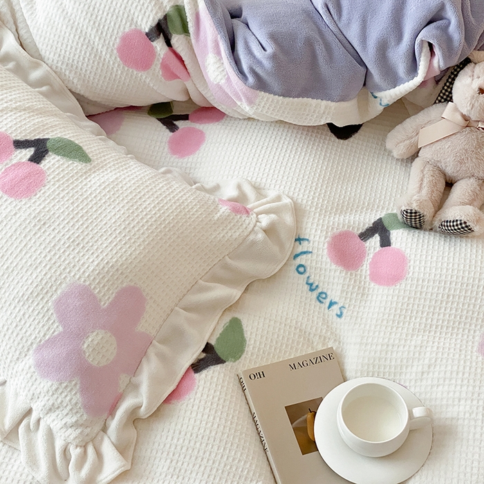 91家纺网 家纺一手货源 找家纺 潘朵拉家纺 2023新款雕花韩式华夫格花边牛奶绒四件套  樱樱花语