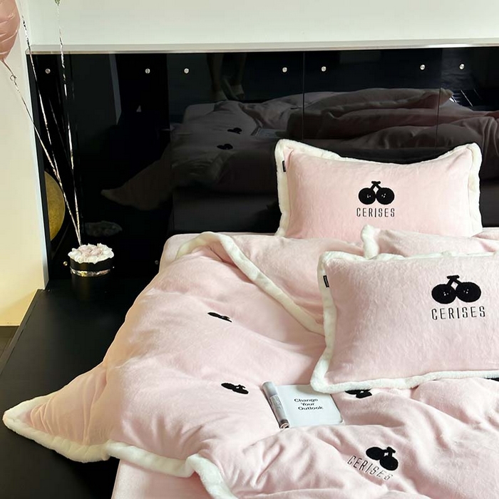 91家纺网 家纺一手货源 找家纺 圆岛家纺 2023秋冬新款少女心桃心樱桃毛巾绣牛奶绒四件套 樱桃（玉粉）