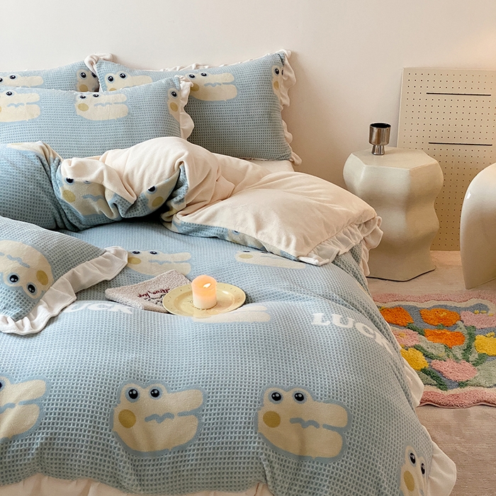 91家纺网 家纺一手货源 找家纺 潘朵拉家纺 2023新款雕花韩式华夫格花边牛奶绒四件套  幸运鳄