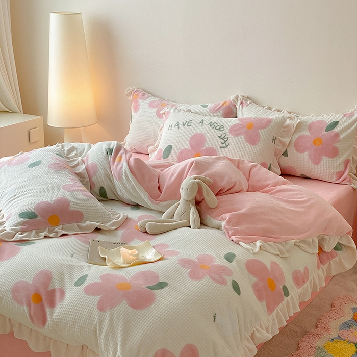 91家纺网 家纺一手货源 找家纺 潘朵拉家纺 2023新款雕花韩式华夫格花边牛奶绒四件套  淡妆初夏