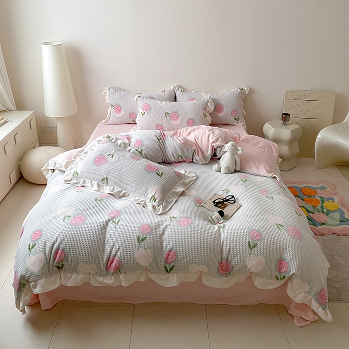 91家纺网 家纺一手货源 找家纺 潘朵拉家纺 2023新款雕花韩式华夫格花边牛奶绒四件套  暖心玫瑰