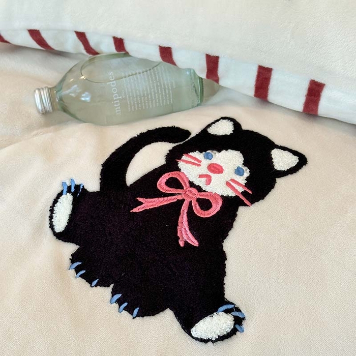 91家纺网 家纺一手货源 找家纺 圆岛家纺 2023新款可爱元气秋冬毛巾绣牛奶绒四件套 玩偶猫