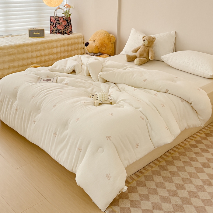 91家纺网 家纺一手货源 找家纺 木楌家居 2025新款全棉皱皱纱刺绣款被芯-风格二 蝴蝶结