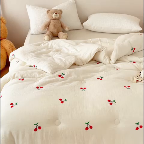 91家纺网 家纺一手货源 找家纺 木楌家居 2025新款全棉皱皱纱刺绣款被芯-风格二 小樱桃