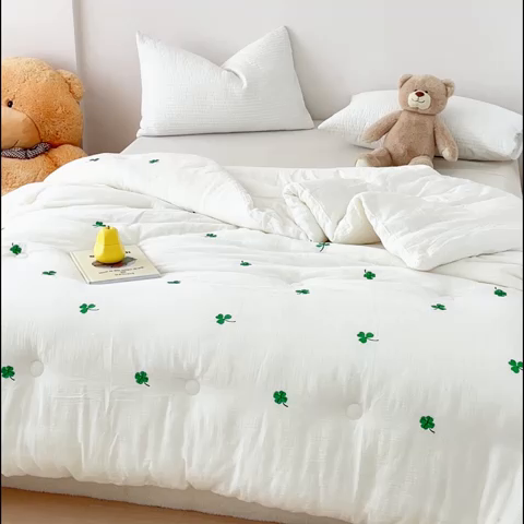 91家纺网 家纺一手货源 找家纺 木楌家居 2025新款全棉皱皱纱刺绣款被芯-风格二 三叶草